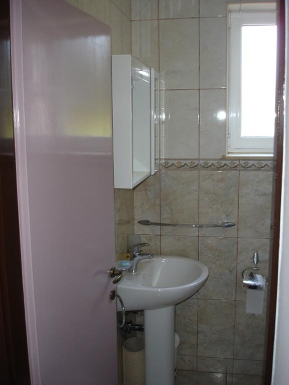 Apartments Indira II Loviste Phòng bức ảnh