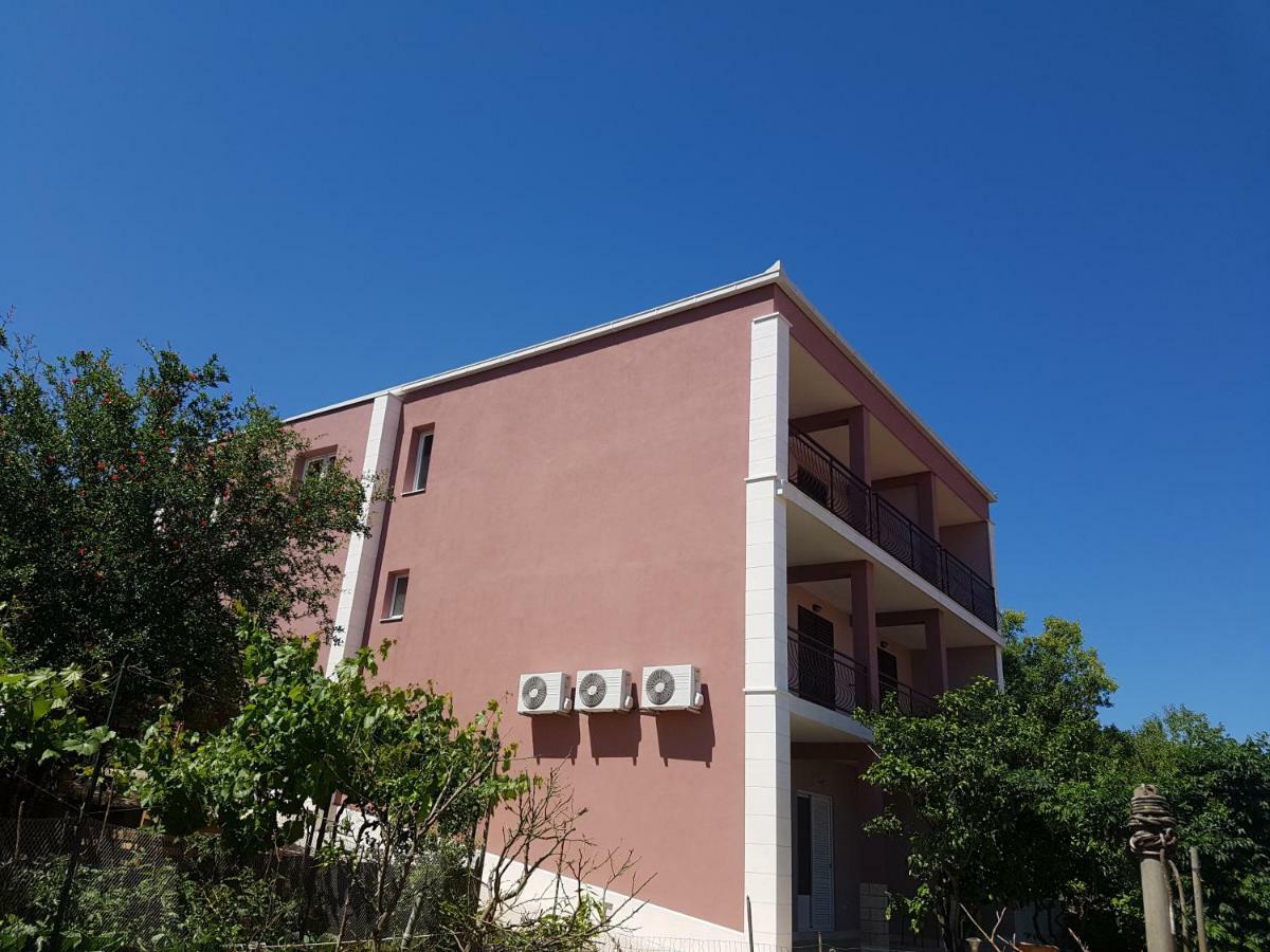 Apartments Indira II Loviste Ngoại thất bức ảnh