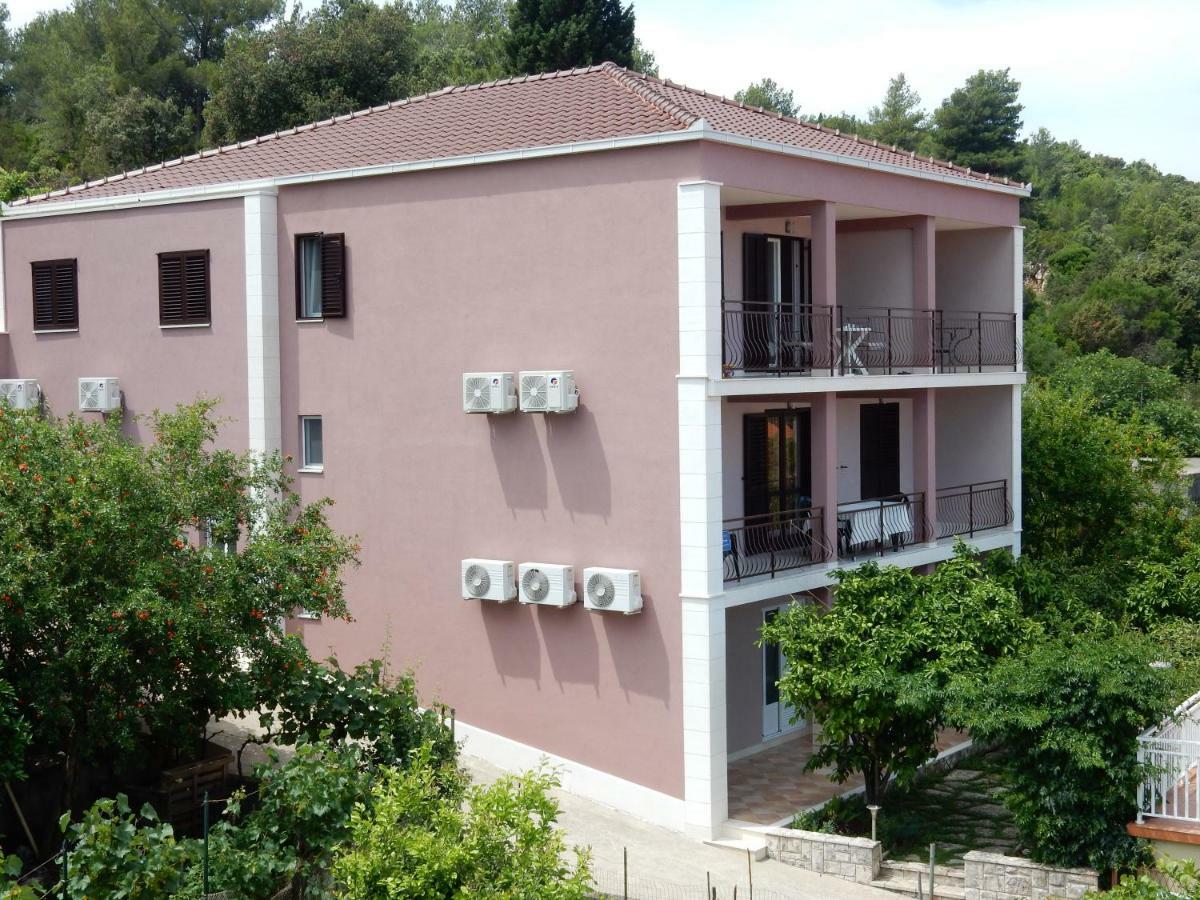 Apartments Indira II Loviste Ngoại thất bức ảnh