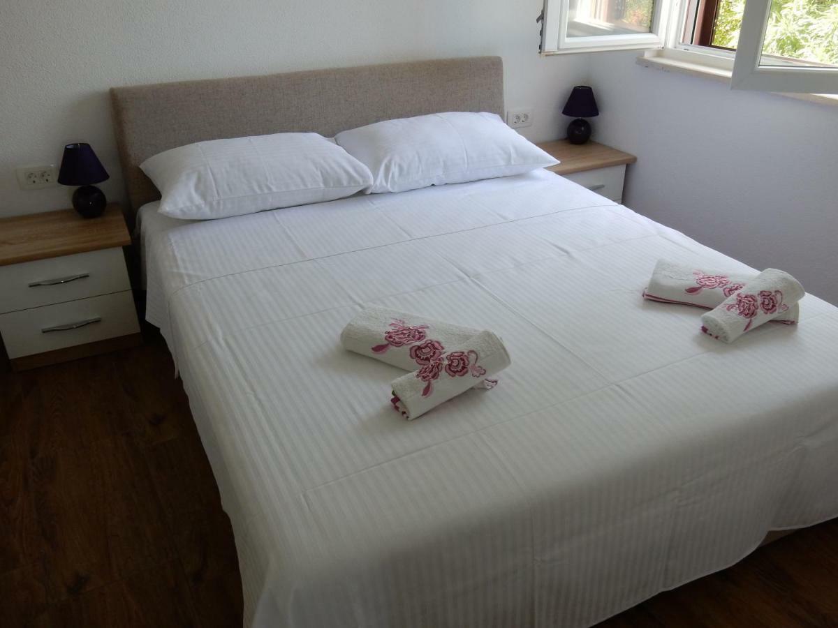 Apartments Indira II Loviste Ngoại thất bức ảnh