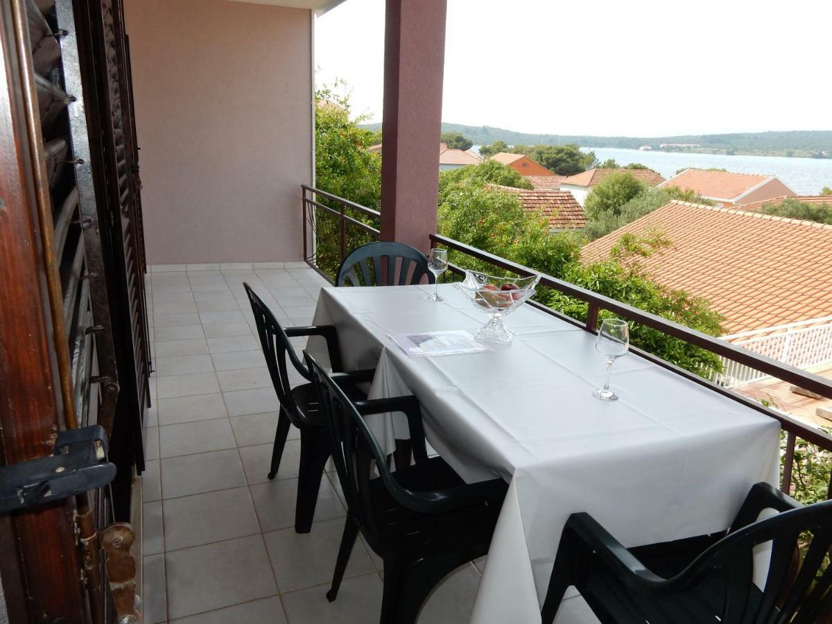Apartments Indira II Loviste Ngoại thất bức ảnh